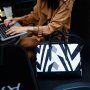 Cartinoe чанта приличаща на дамска чанта за iPad Pro 12,9" / MacBook до 14" - черно-бяла