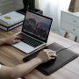 Dux Ducis джоб от PU кожа с интегрирана стойка за MacBook 13" / Air 13" / Pro 13" - черна
