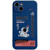 Кейс от мека пластмаса астронавт за iPhone 13 - син