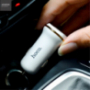 HOCO зарядно за кола с два USB порта + Lightning конектор за Apple iPhone / iPad / iPod - бяло